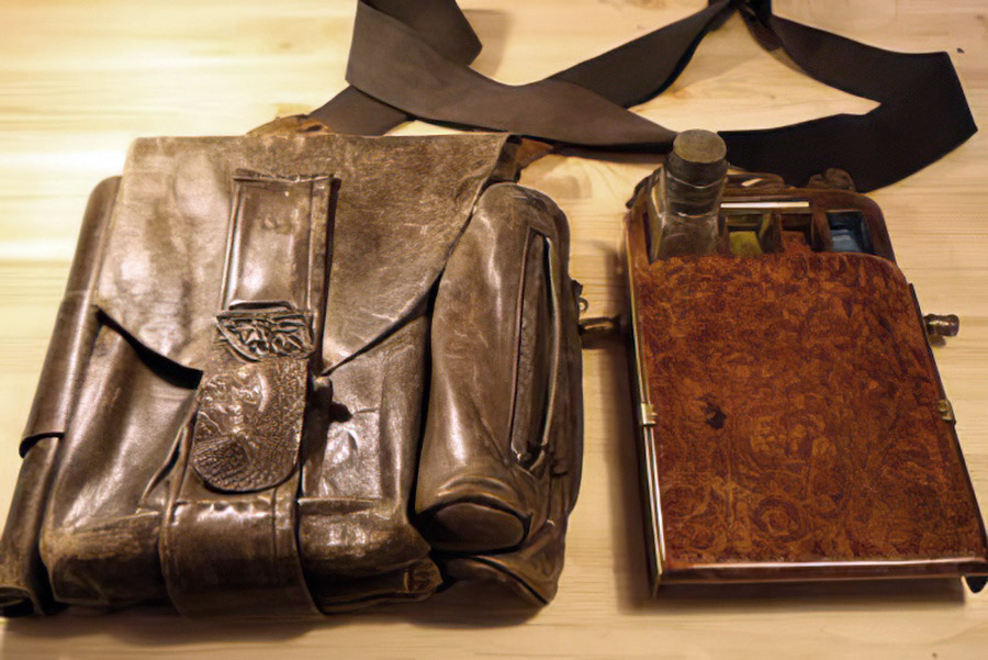 The handmade drawing box and it's bag.